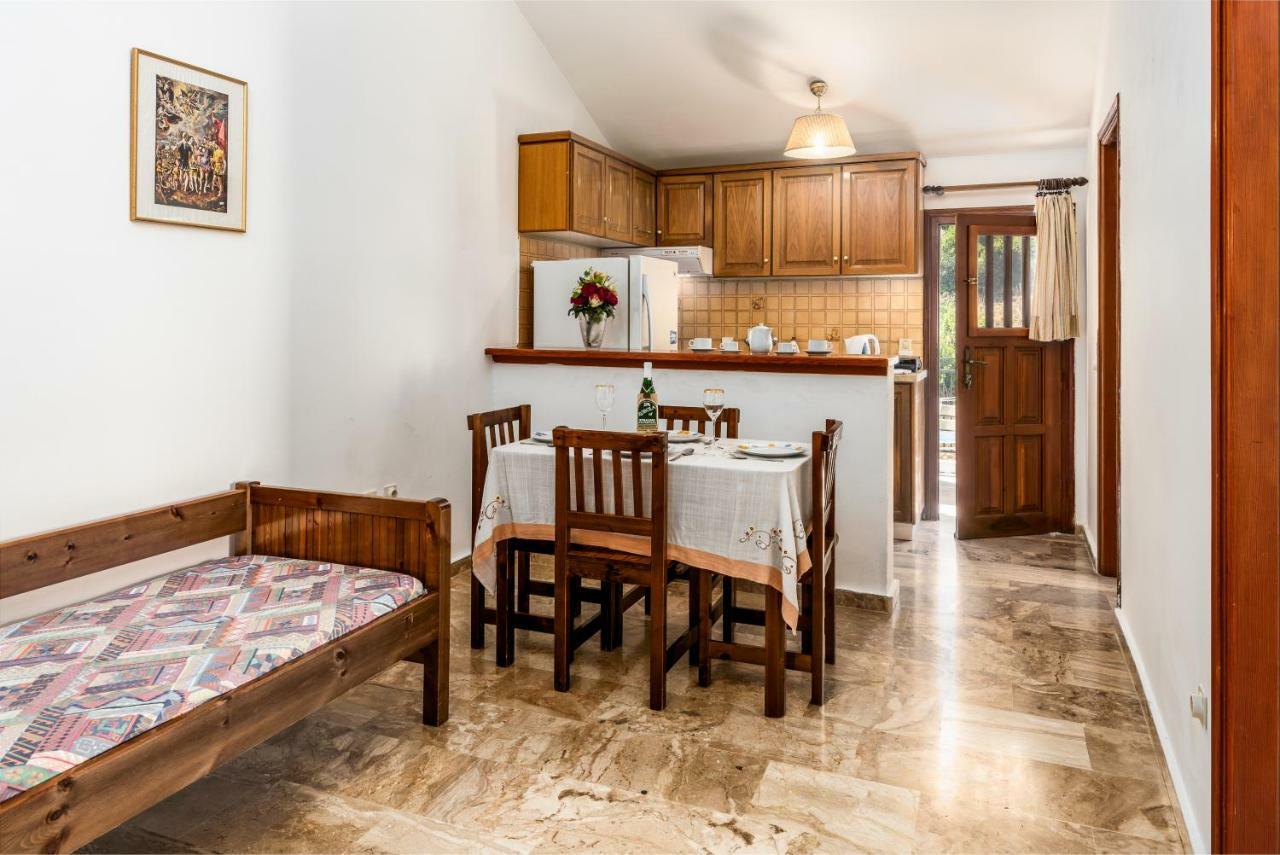 Areti Apartments Poros  Eksteriør billede
