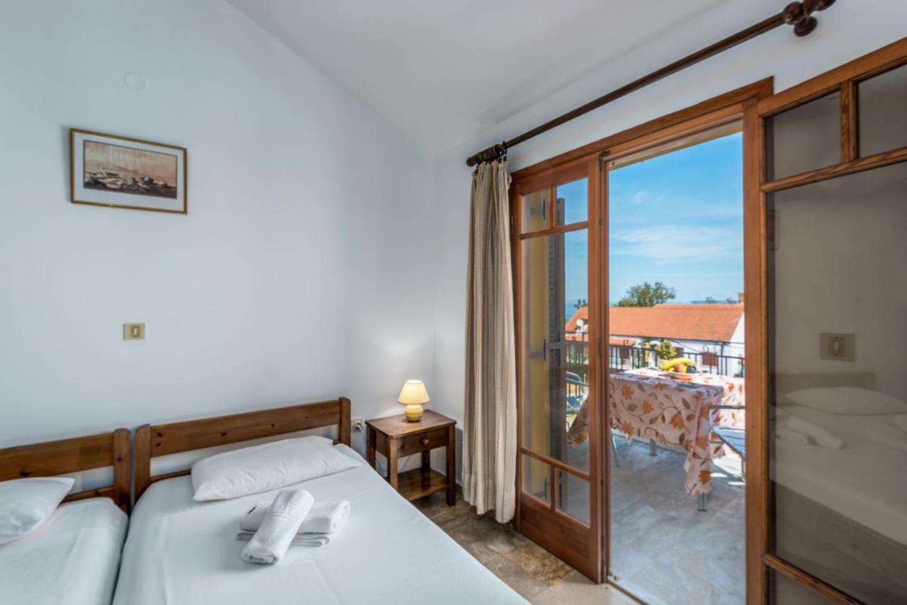 Areti Apartments Poros  Eksteriør billede